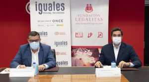 representantes de ONCE y Legálitas firman el acuerdo de colaboración