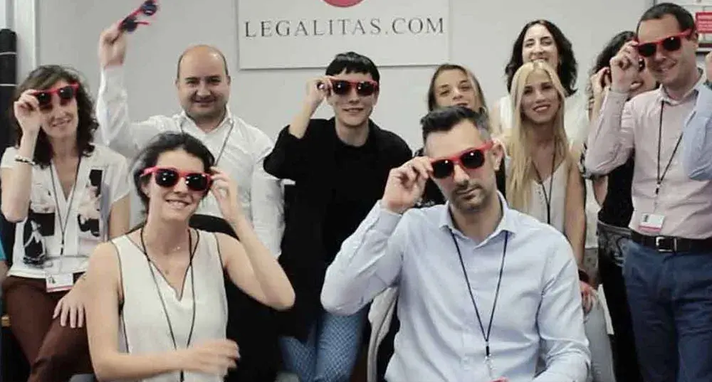 Fundación ONCE y Fundación Legálitas 'se quitan las gafas ante la violencia de género'