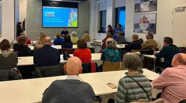 Cómo comprar seguro en Internet, consejos prácticos para impulsar las competencias digitales de los más mayores